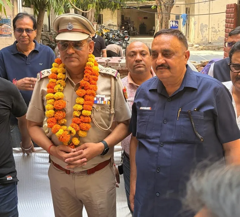 Hawkeye Detective Agency with Sarojini Nagar police during the theft case investigation